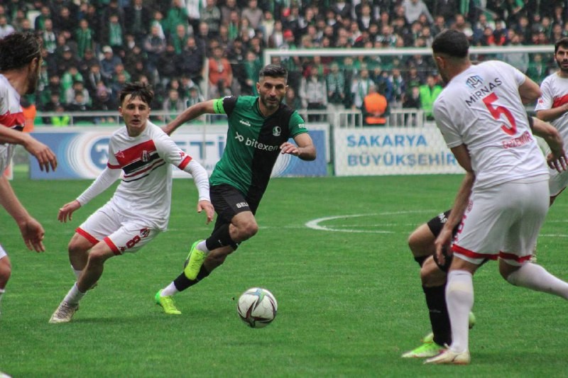TFF 2. Lig: Sakaryaspor: 3 - Turgutluspor: 0 0 mağlup etti. Stat: Yeni Sakarya Atatürk Hakemler: Tarık Güldal xx, Enes Biroğlu xx, Şafak Nalbantoğlu xx, Okan Kayataş xx Sakaryaspor: Furkan ...