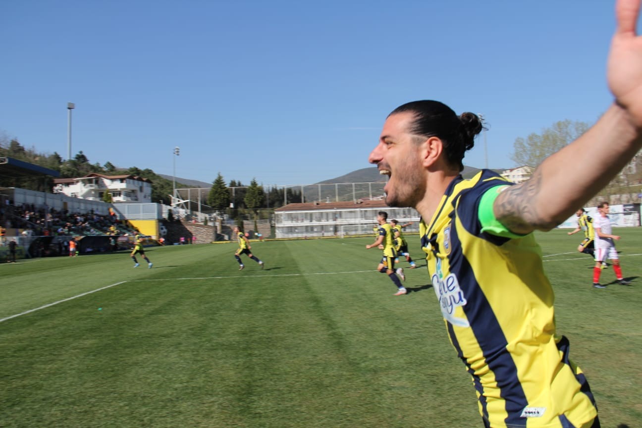 TFF 3. Lig: Belediye Derincespor: 1 - Çankaya FK: 0 TFF 3. Lig 3. Grup’ta play-off mücadelesi veren Belediye Derincespor 30. hafta karşılaşmasında Çankaya Futbol Kulübü’nü 1-0 mağlup etti. Stat ...