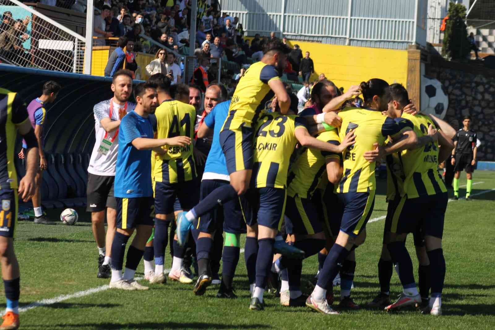 TFF 3. Lig: Belediye Derincespor: 1 - Çankaya FK: 0 TFF 3. Lig 3. Grup’ta play-off mücadelesi veren Belediye Derincespor 30. hafta karşılaşmasında Çankaya Futbol Kulübü’nü 1-0 mağlup etti. Stat ...