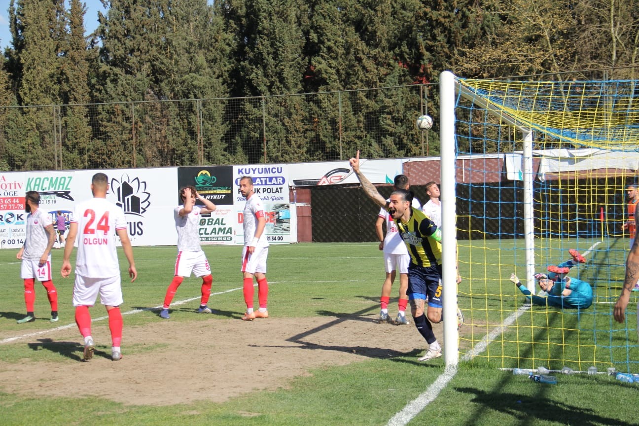 TFF 3. Lig: Belediye Derincespor: 1 - Çankaya FK: 0 TFF 3. Lig 3. Grup’ta play-off mücadelesi veren Belediye Derincespor 30. hafta karşılaşmasında Çankaya Futbol Kulübü’nü 1-0 mağlup etti. Stat ...