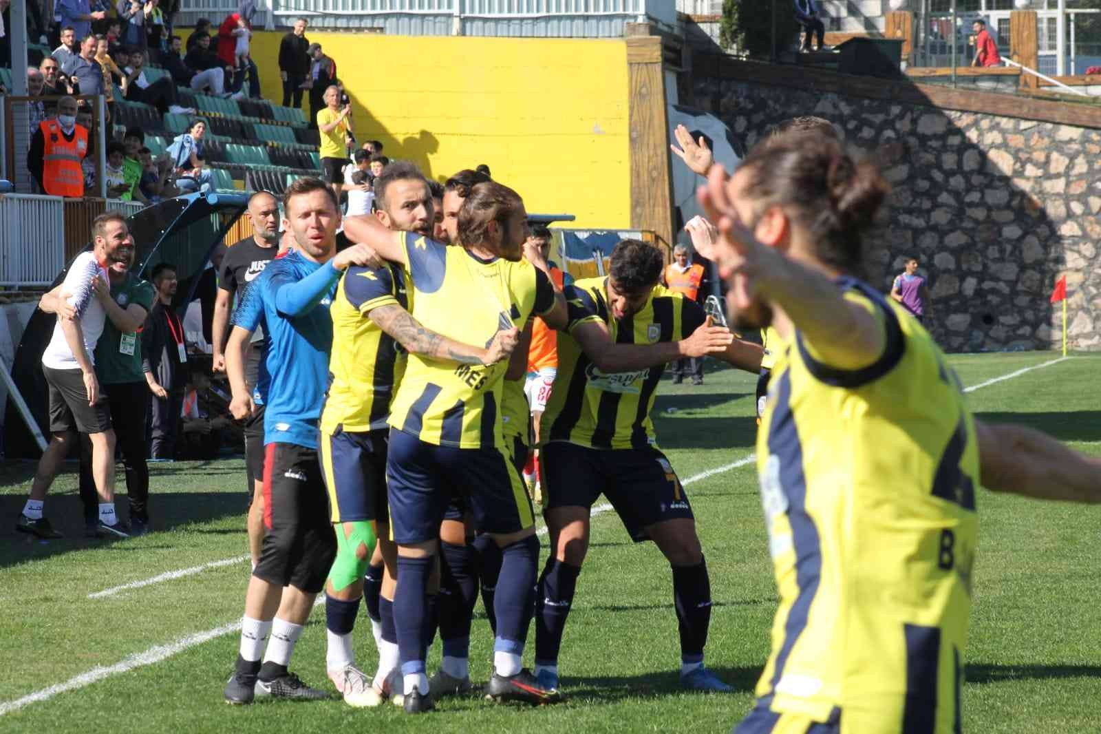TFF 3. Lig: Belediye Derincespor: 1 - Çankaya FK: 0 TFF 3. Lig 3. Grup’ta play-off mücadelesi veren Belediye Derincespor 30. hafta karşılaşmasında Çankaya Futbol Kulübü’nü 1-0 mağlup etti. Stat ...