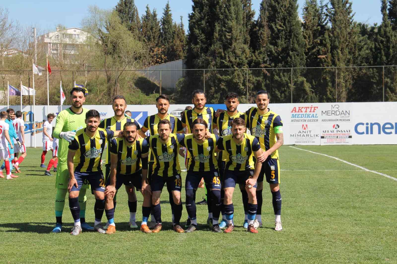 TFF 3. Lig: Belediye Derincespor: 1 - Çankaya FK: 0 TFF 3. Lig 3. Grup’ta play-off mücadelesi veren Belediye Derincespor 30. hafta karşılaşmasında Çankaya Futbol Kulübü’nü 1-0 mağlup etti. Stat ...
