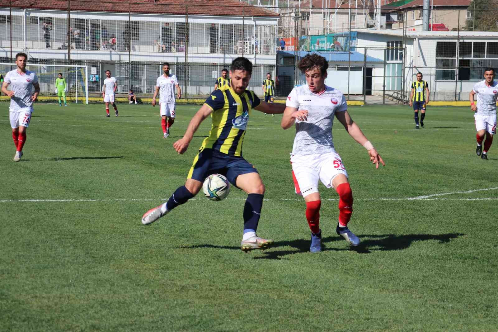 TFF 3. Lig: Belediye Derincespor: 1 - Çankaya FK: 0 TFF 3. Lig 3. Grup’ta play-off mücadelesi veren Belediye Derincespor 30. hafta karşılaşmasında Çankaya Futbol Kulübü’nü 1-0 mağlup etti. Stat ...