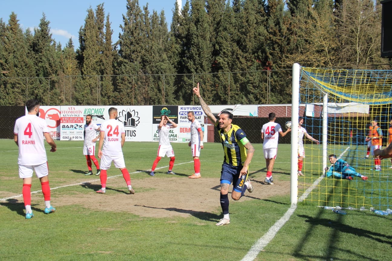 TFF 3. Lig: Belediye Derincespor: 1 - Çankaya FK: 0 TFF 3. Lig 3. Grup’ta play-off mücadelesi veren Belediye Derincespor 30. hafta karşılaşmasında Çankaya Futbol Kulübü’nü 1-0 mağlup etti. Stat ...