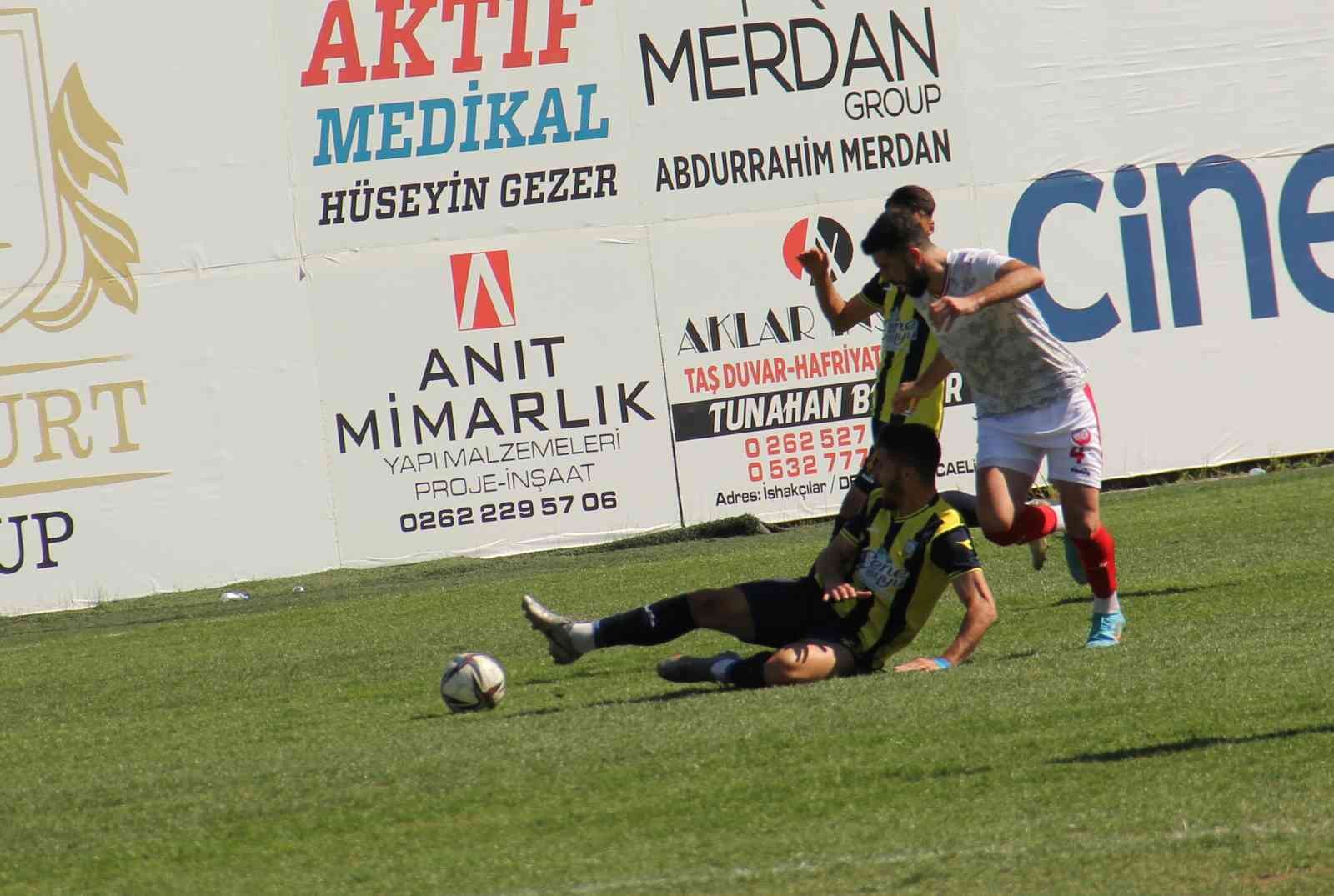 TFF 3. Lig: Belediye Derincespor: 1 - Çankaya FK: 0 TFF 3. Lig 3. Grup’ta play-off mücadelesi veren Belediye Derincespor 30. hafta karşılaşmasında Çankaya Futbol Kulübü’nü 1-0 mağlup etti. Stat ...