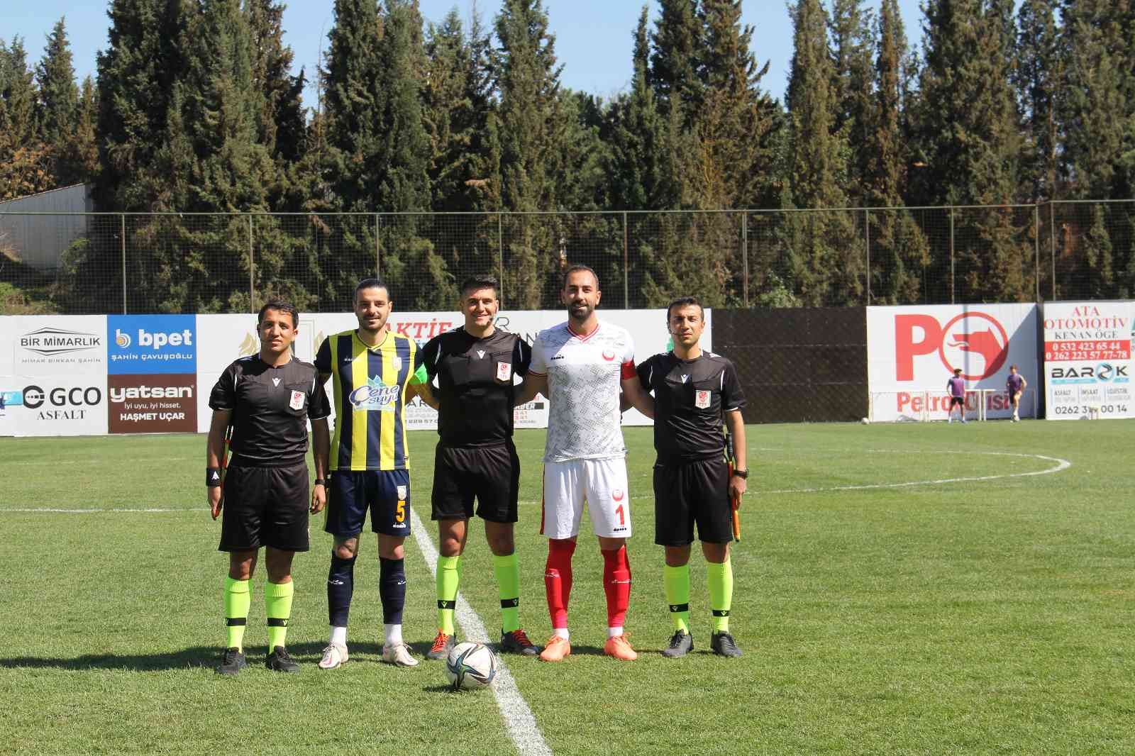 TFF 3. Lig: Belediye Derincespor: 1 - Çankaya FK: 0 TFF 3. Lig 3. Grup’ta play-off mücadelesi veren Belediye Derincespor 30. hafta karşılaşmasında Çankaya Futbol Kulübü’nü 1-0 mağlup etti. Stat ...