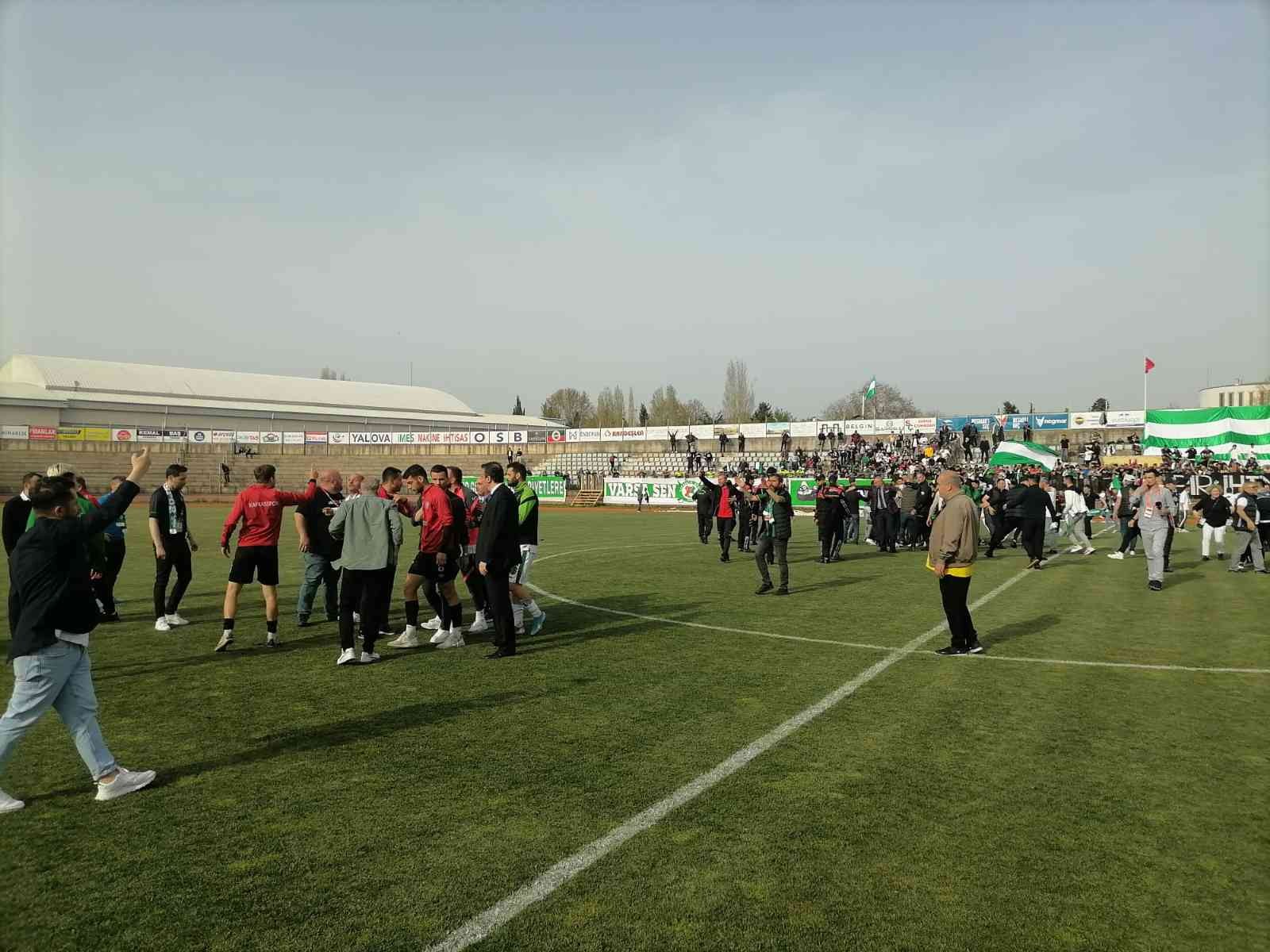 TFF 3. Lig’e yükselme maçında olaylar çıktı Yalova’da, Sapanca Gençlikspor ile İnegöl Kafkas Gençlikspor arasında oynanan TFF 3. Lig’e yükselme müsabakası sonrasında taraftarların sahaya ...