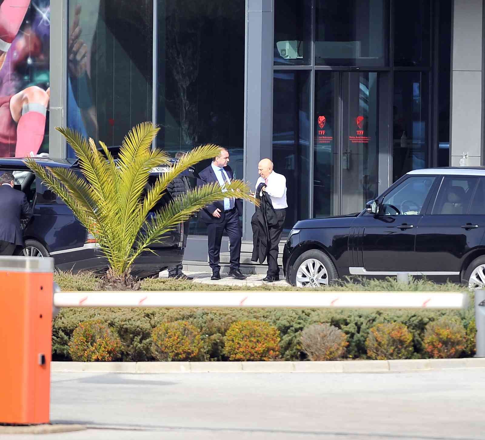 TFF Başkanı Nihat Özdemir istifa etti Türkiye Futbol Federasyonu Başkanı Nihat Özdemir, görevinden istifa etti. TFF’nin resmi internet sitesinden yapılan açıklamada şu ifadelere yer ...