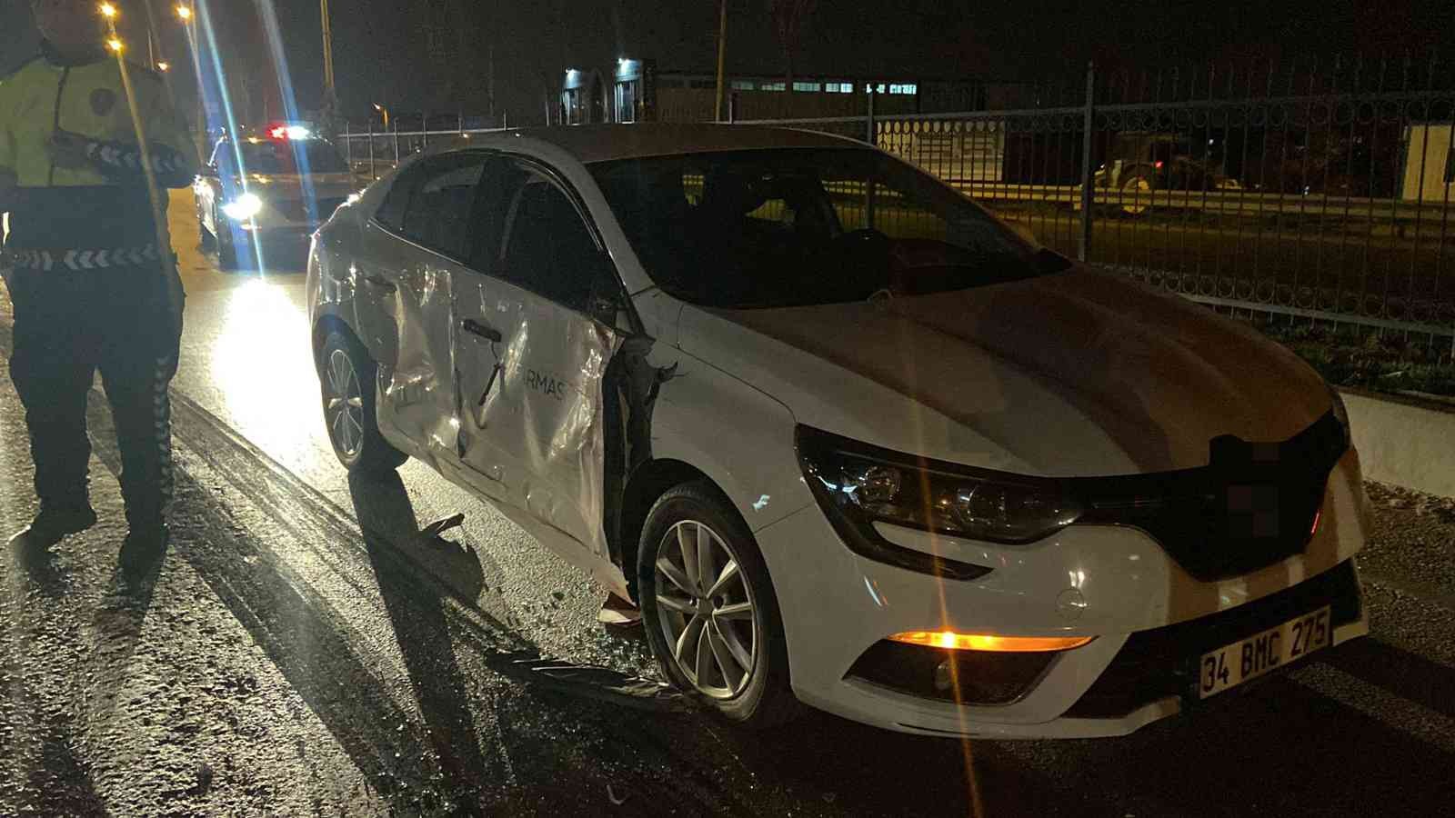 TIR, otomobilleri biçti: 3 yaralı Bursa’nın İnegöl ilçesinde meydana gelen kazada, kontrolden çıkan tır , kırmızı ışıkta bekleyen 2 otomobile çarptı; 3 kişi yaralandı. Kaza, Bursa ...