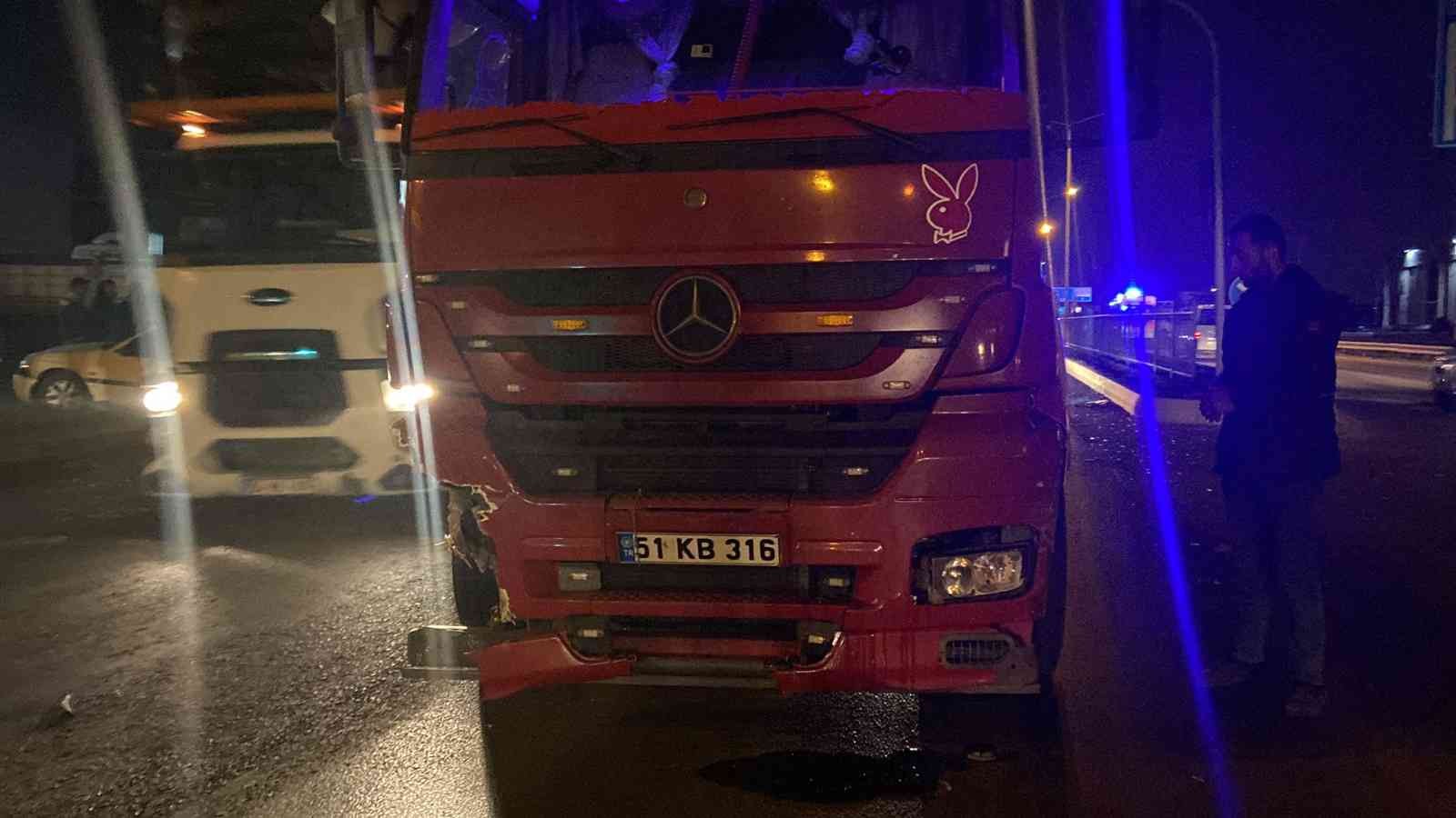 TIR, otomobilleri biçti: 3 yaralı Bursa’nın İnegöl ilçesinde meydana gelen kazada, kontrolden çıkan tır , kırmızı ışıkta bekleyen 2 otomobile çarptı; 3 kişi yaralandı. Kaza, Bursa ...