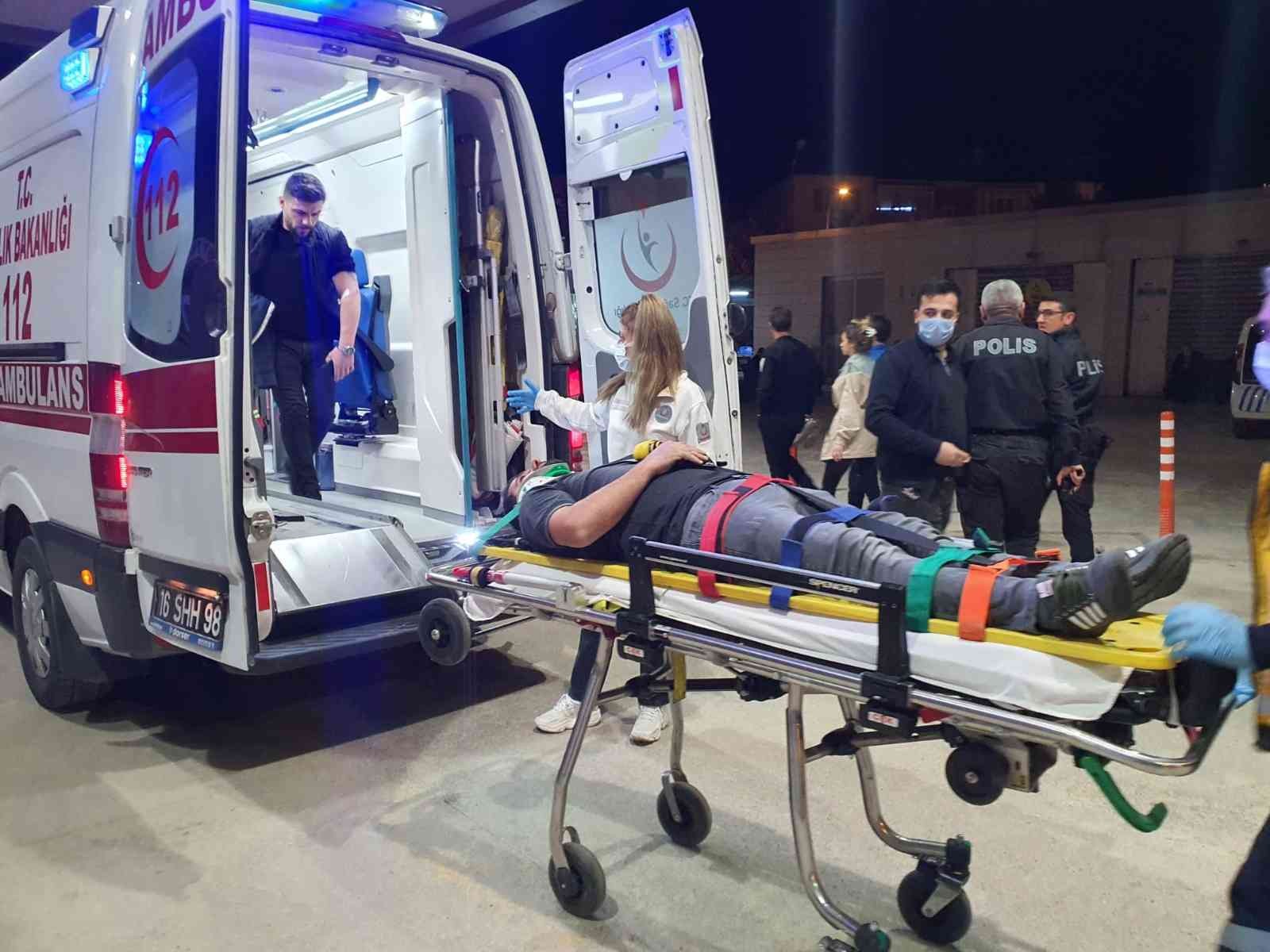 TIR, otomobilleri biçti: 3 yaralı Bursa’nın İnegöl ilçesinde meydana gelen kazada, kontrolden çıkan tır , kırmızı ışıkta bekleyen 2 otomobile çarptı; 3 kişi yaralandı. Kaza, Bursa ...