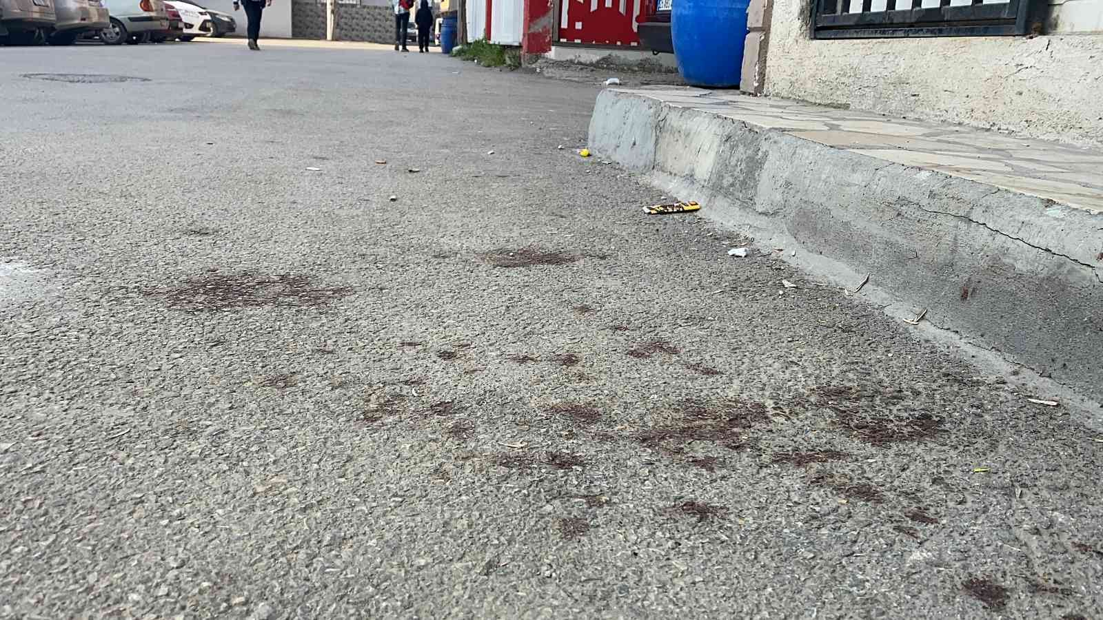 Trafikte yol verme kavgasında kan aktı.. Kafa atma anı kameralarda Bursa’da trafikte yol verme tartışmasında kan aktı. Sürücülerden biri tartıştığı diğer sürücüye kafa atarak yaraladı. Bu anlar saniye saniye ...