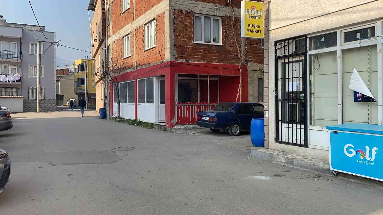 Trafikte yol verme kavgasında kan aktı.. Kafa atma anı kameralarda Bursa’da trafikte yol verme tartışmasında kan aktı. Sürücülerden biri tartıştığı diğer sürücüye kafa atarak yaraladı. Bu anlar saniye saniye ...