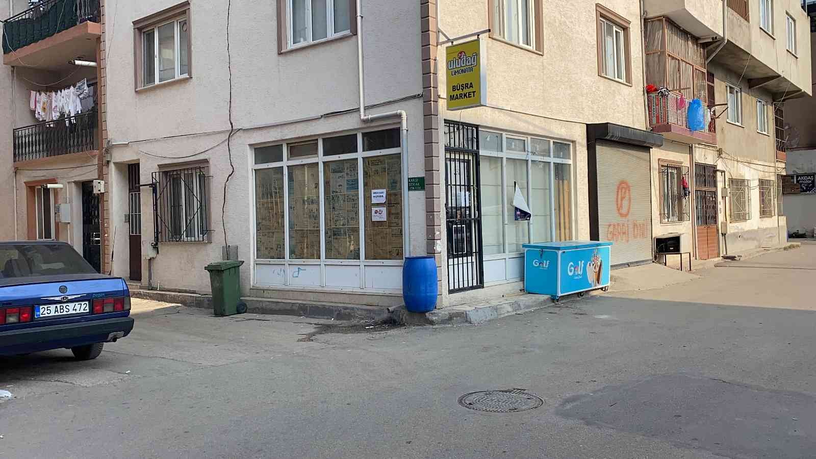 Trafikte yol verme kavgasında kan aktı.. Kafa atma anı kameralarda Bursa’da trafikte yol verme tartışmasında kan aktı. Sürücülerden biri tartıştığı diğer sürücüye kafa atarak yaraladı. Bu anlar saniye saniye ...