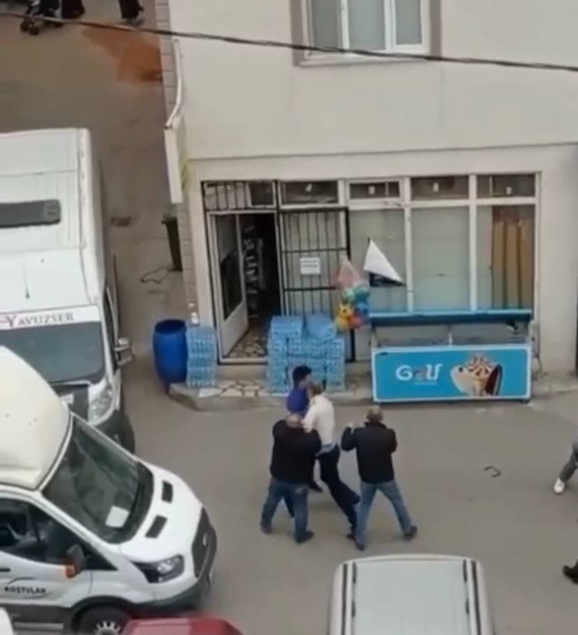 Trafikte yol verme kavgasında kan aktı.. Kafa atma anı kameralarda Bursa’da trafikte yol verme tartışmasında kan aktı. Sürücülerden biri tartıştığı diğer sürücüye kafa atarak yaraladı. Bu anlar saniye saniye ...