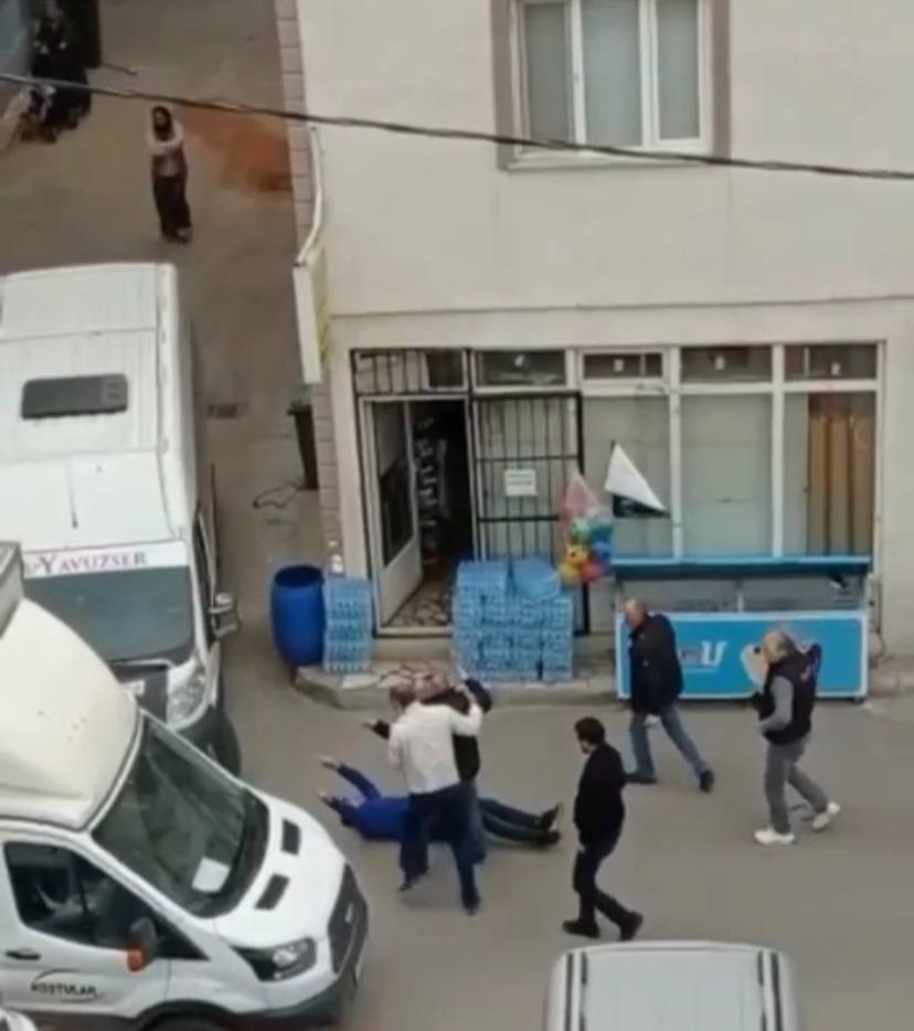 Trafikte yol verme kavgasında kan aktı.. Kafa atma anı kameralarda Bursa’da trafikte yol verme tartışmasında kan aktı. Sürücülerden biri tartıştığı diğer sürücüye kafa atarak yaraladı. Bu anlar saniye saniye ...