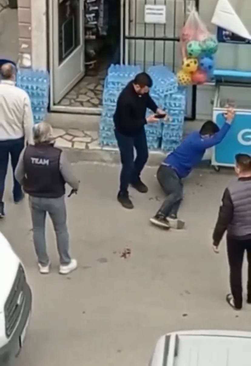 Trafikte yol verme kavgasında kan aktı.. Kafa atma anı kameralarda Bursa’da trafikte yol verme tartışmasında kan aktı. Sürücülerden biri tartıştığı diğer sürücüye kafa atarak yaraladı. Bu anlar saniye saniye ...