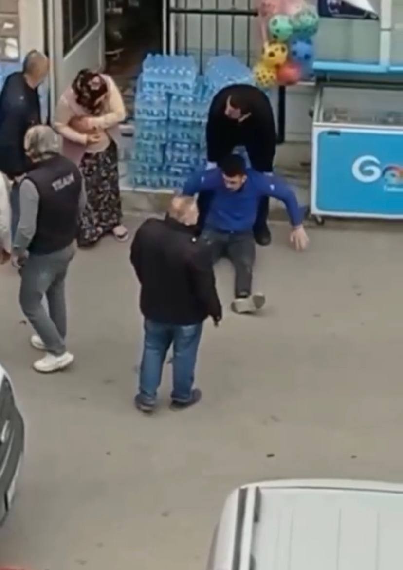 Trafikte yol verme kavgasında kan aktı.. Kafa atma anı kameralarda Bursa’da trafikte yol verme tartışmasında kan aktı. Sürücülerden biri tartıştığı diğer sürücüye kafa atarak yaraladı. Bu anlar saniye saniye ...