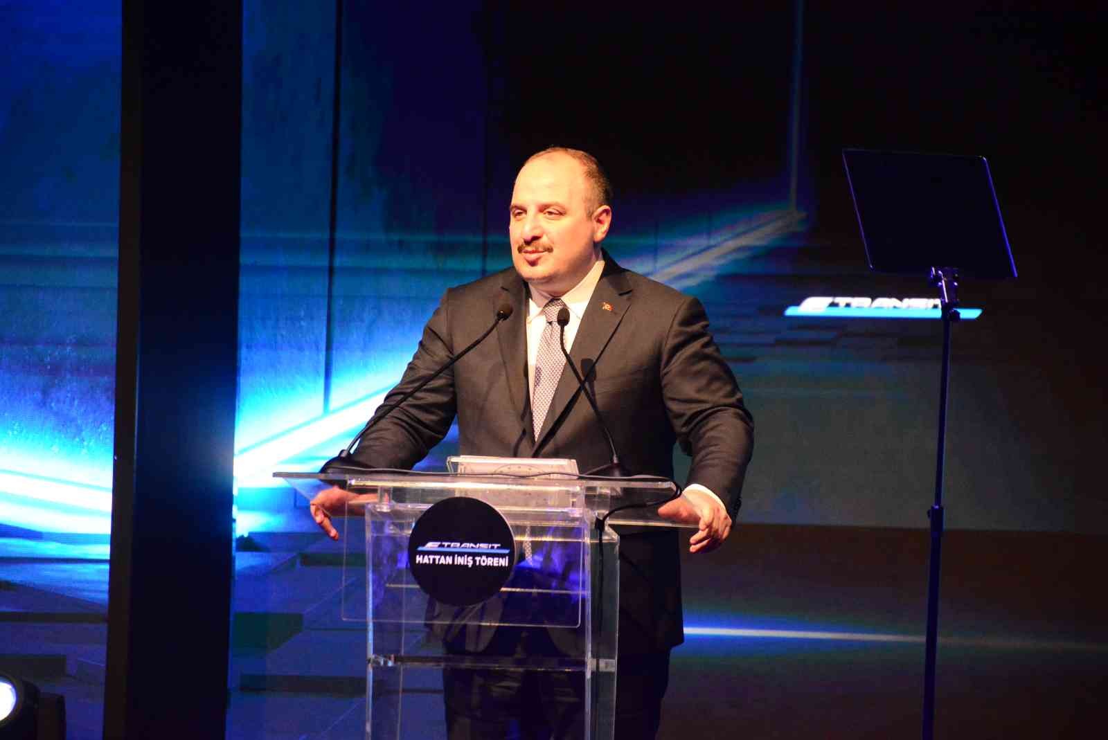 Türkiye’nin ilk elektrikli ticari aracı E-Transit Kocaeli’de hattan indirildi. Programa katılan Sanayi ve Teknoloji Bakanı Mustafa Varank ...