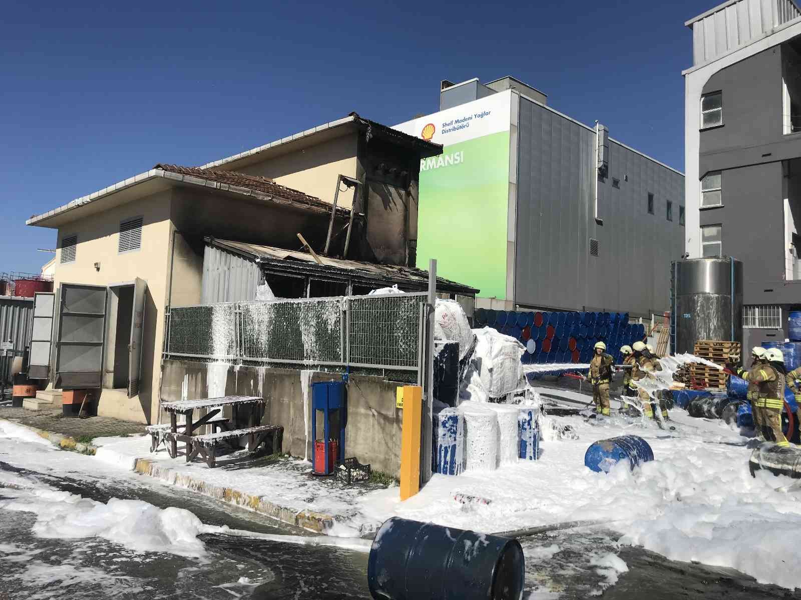 Tuzla Organize Sanayi bölgesinde boya imalatı yapan 3 katlı fabrikanın bahçesinde bulunan kimyasal maddeler yandı. Fabrika önündeki elektrik ...