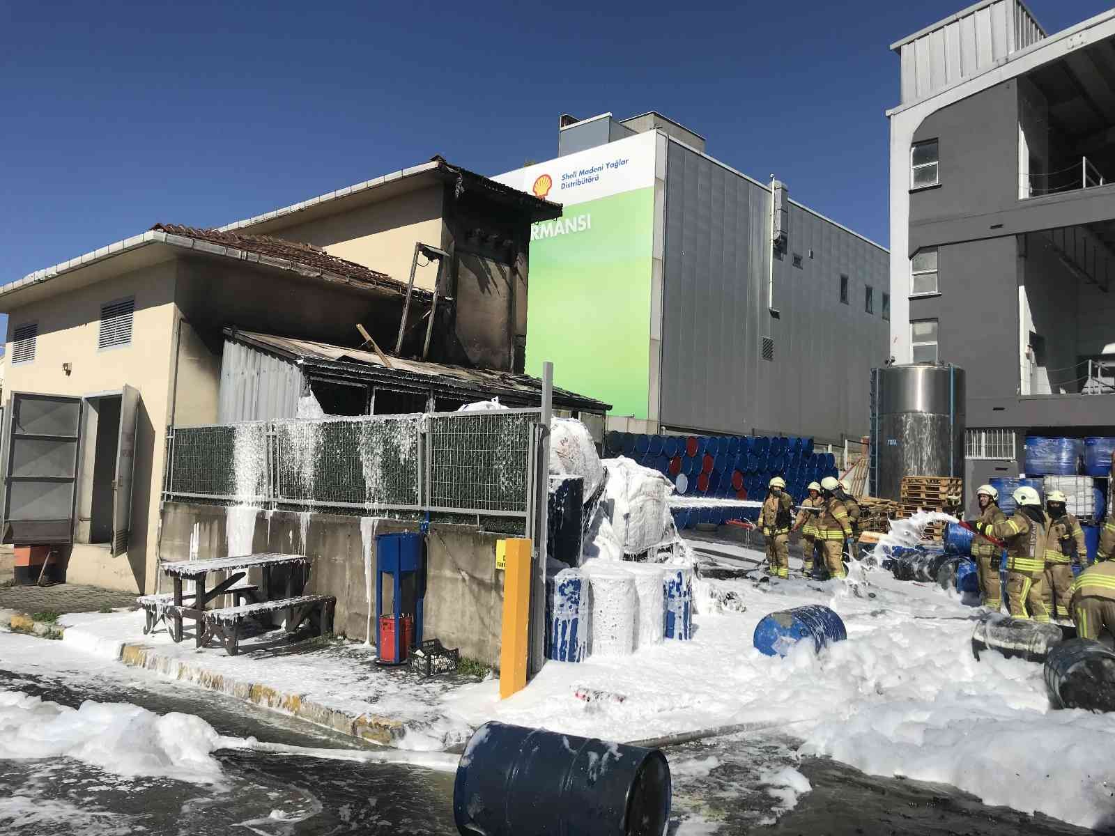 Tuzla Organize Sanayi bölgesinde boya imalatı yapan 3 katlı fabrikanın bahçesinde bulunan kimyasal maddeler yandı. Fabrika önündeki elektrik ...