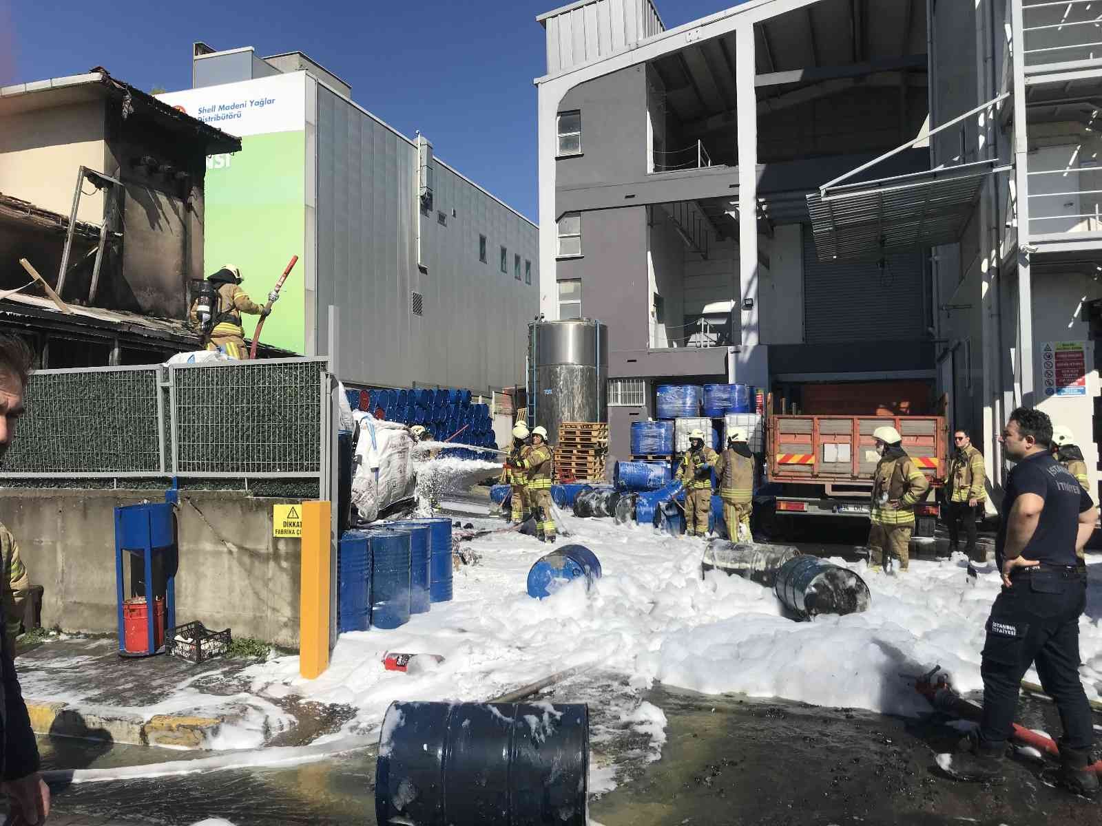 Tuzla Organize Sanayi bölgesinde boya imalatı yapan 3 katlı fabrikanın bahçesinde bulunan kimyasal maddeler yandı. Fabrika önündeki elektrik ...
