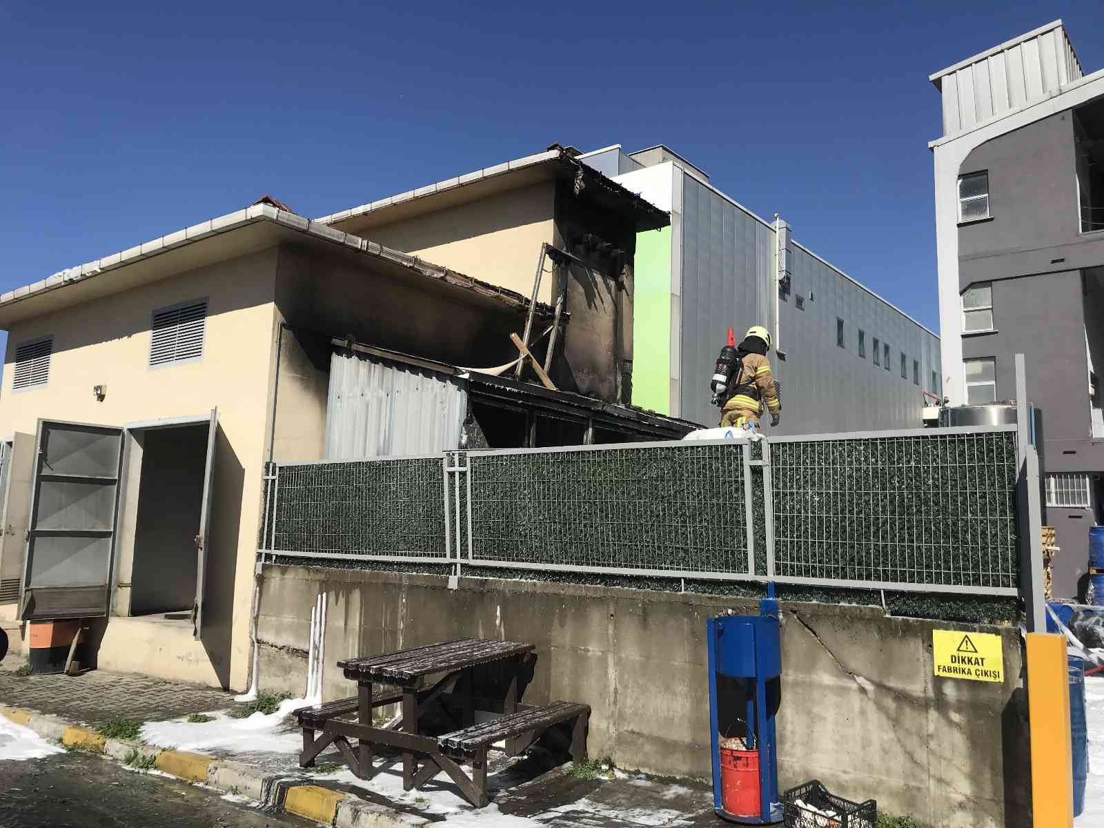 Tuzla Organize Sanayi bölgesinde boya imalatı yapan 3 katlı fabrikanın bahçesinde bulunan kimyasal maddeler yandı. Fabrika önündeki elektrik ...