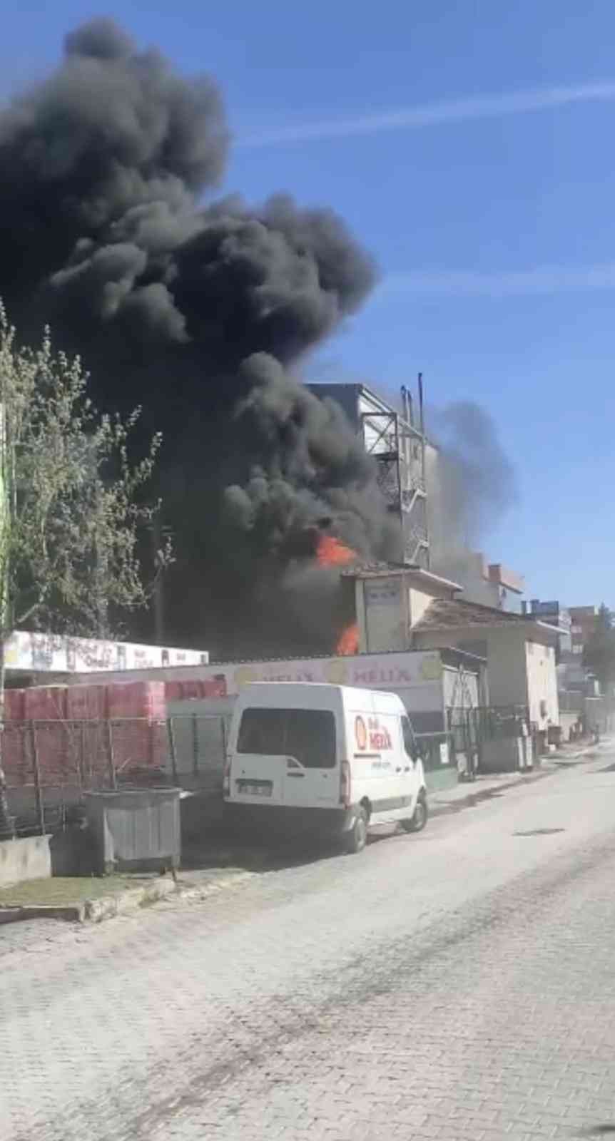 Tuzla Organize Sanayi bölgesinde boya imalatı yapan 3 katlı fabrikanın bahçesinde bulunan kimyasal maddeler yandı. Fabrika önündeki elektrik ...