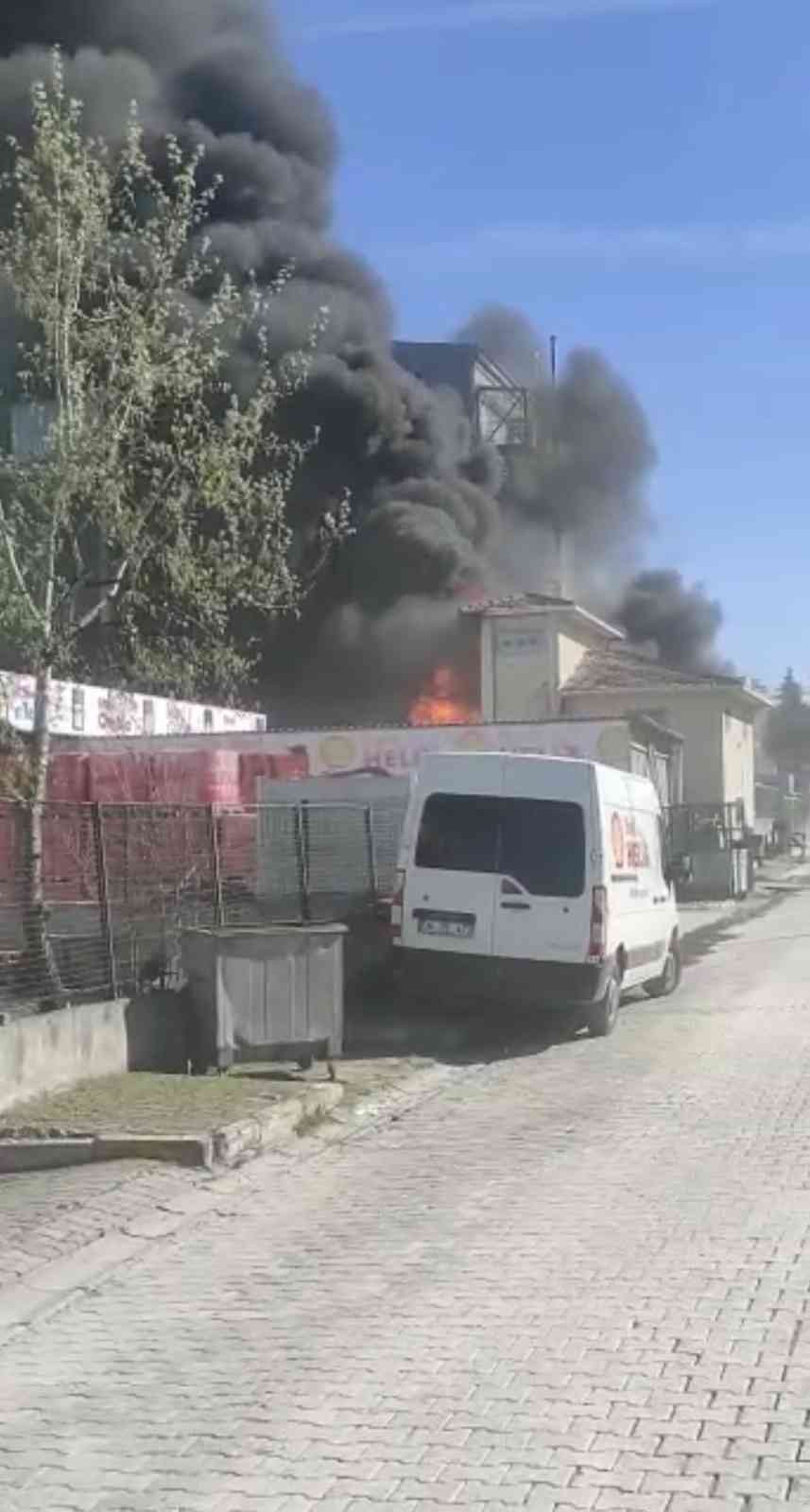 Tuzla Organize Sanayi bölgesinde boya imalatı yapan 3 katlı fabrikanın bahçesinde bulunan kimyasal maddeler yandı. Fabrika önündeki elektrik ...