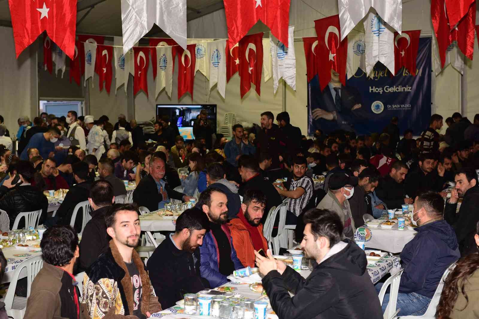 Tuzla Belediyesi, Tuzla Devlet Hastanesi’nin bahçesine iftar çadırı kurdu. Bin kişilik çadır, Ramazan ayı boyunca vatandaşları iftarda ...