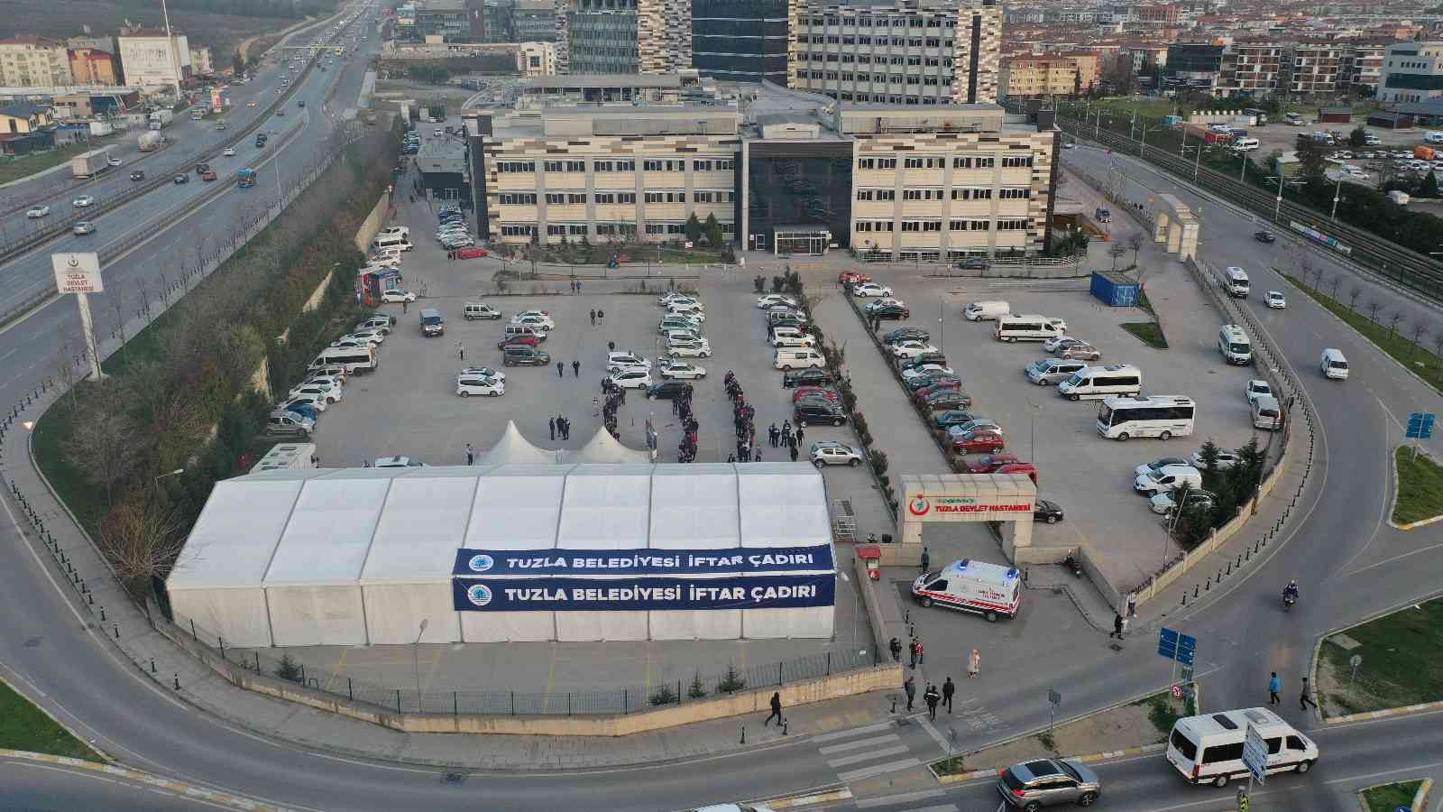 Tuzla Belediyesi, Tuzla Devlet Hastanesi’nin bahçesine iftar çadırı kurdu. Bin kişilik çadır, Ramazan ayı boyunca vatandaşları iftarda ...