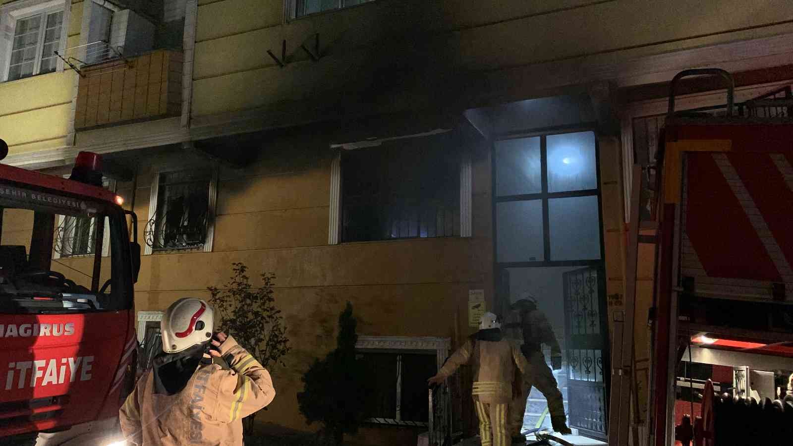 İstanbul Tuzla’da özel bir sitede çıkan yangında kısa sürede tüm bina dumanlara teslim oldu. Dumandan etkilenen apartman sakinleri itfaiye ...