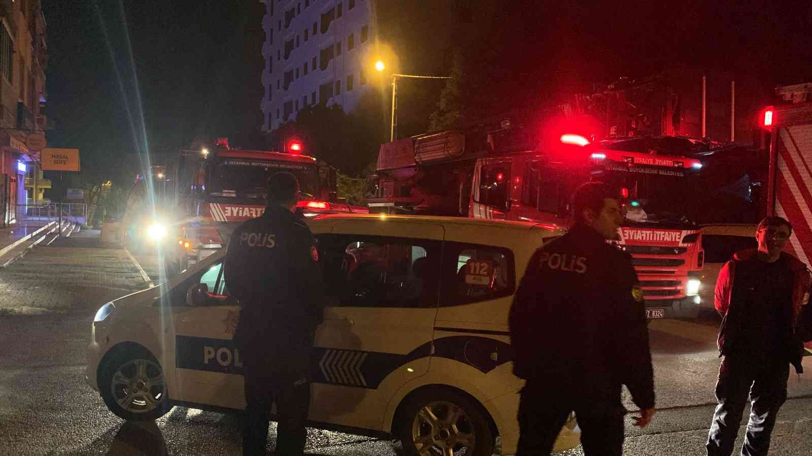 İstanbul Tuzla’da özel bir sitede çıkan yangında kısa sürede tüm bina dumanlara teslim oldu. Dumandan etkilenen apartman sakinleri itfaiye ...