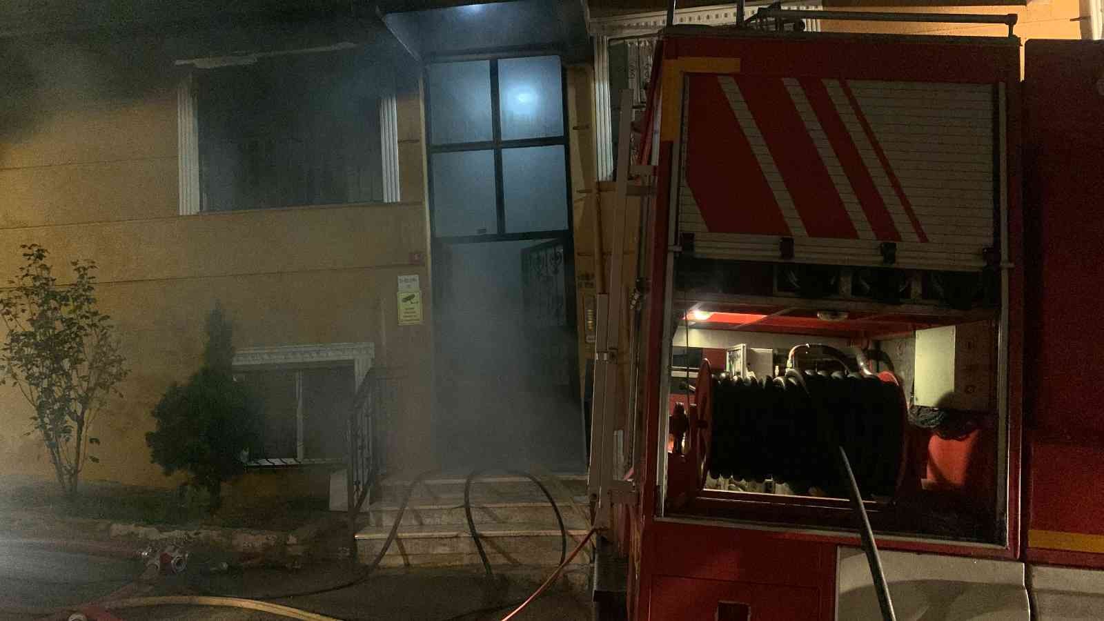 İstanbul Tuzla’da özel bir sitede çıkan yangında kısa sürede tüm bina dumanlara teslim oldu. Dumandan etkilenen apartman sakinleri itfaiye ...