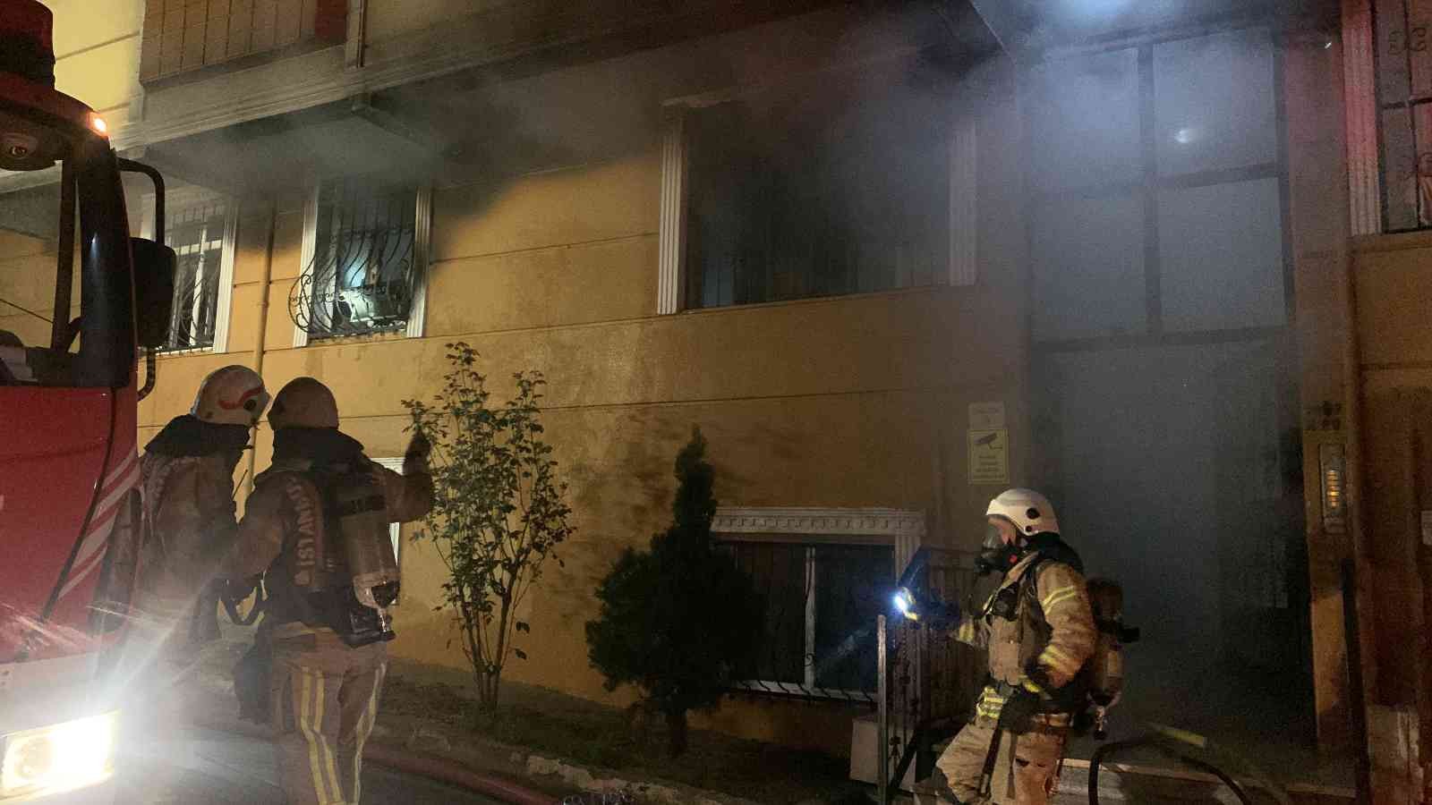 İstanbul Tuzla’da özel bir sitede çıkan yangında kısa sürede tüm bina dumanlara teslim oldu. Dumandan etkilenen apartman sakinleri itfaiye ...