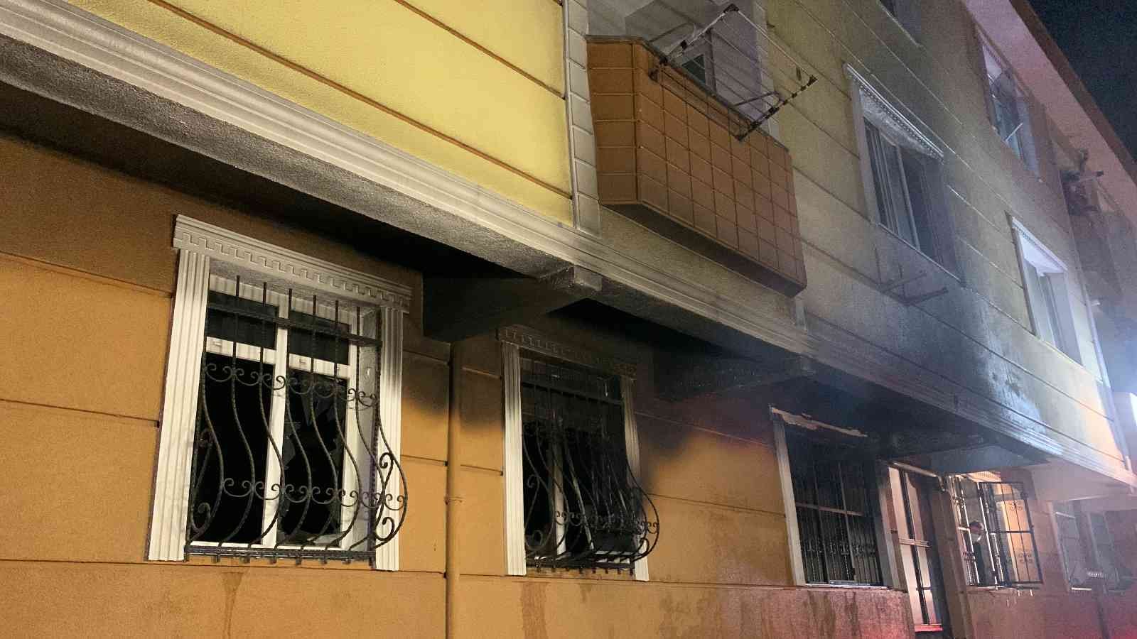 İstanbul Tuzla’da özel bir sitede çıkan yangında kısa sürede tüm bina dumanlara teslim oldu. Dumandan etkilenen apartman sakinleri itfaiye ...