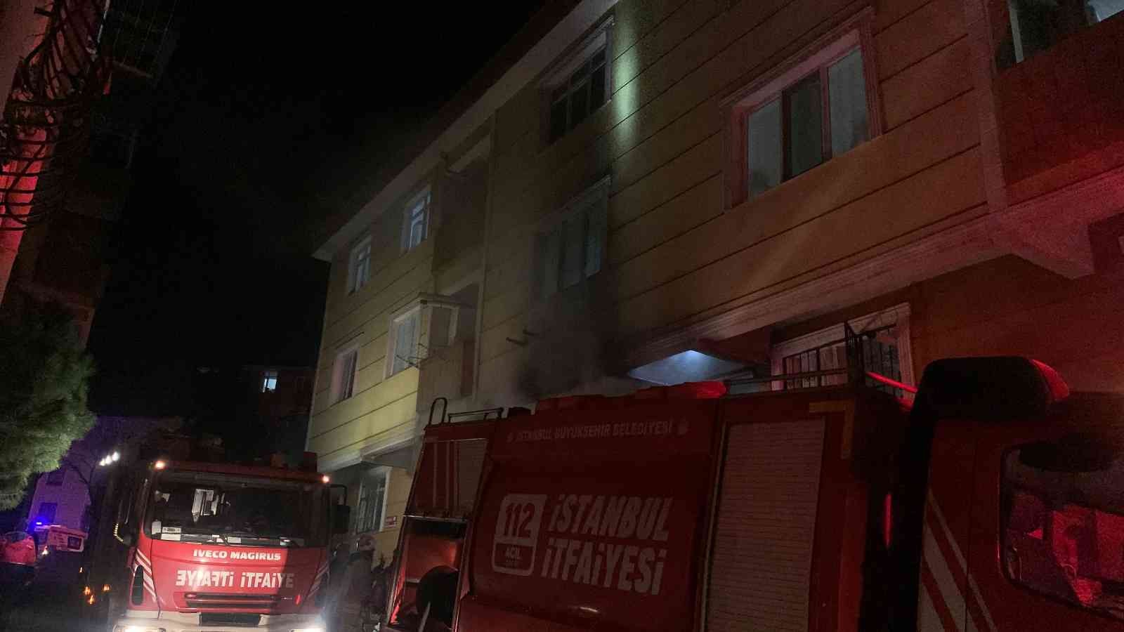 İstanbul Tuzla’da özel bir sitede çıkan yangında kısa sürede tüm bina dumanlara teslim oldu. Dumandan etkilenen apartman sakinleri itfaiye ...