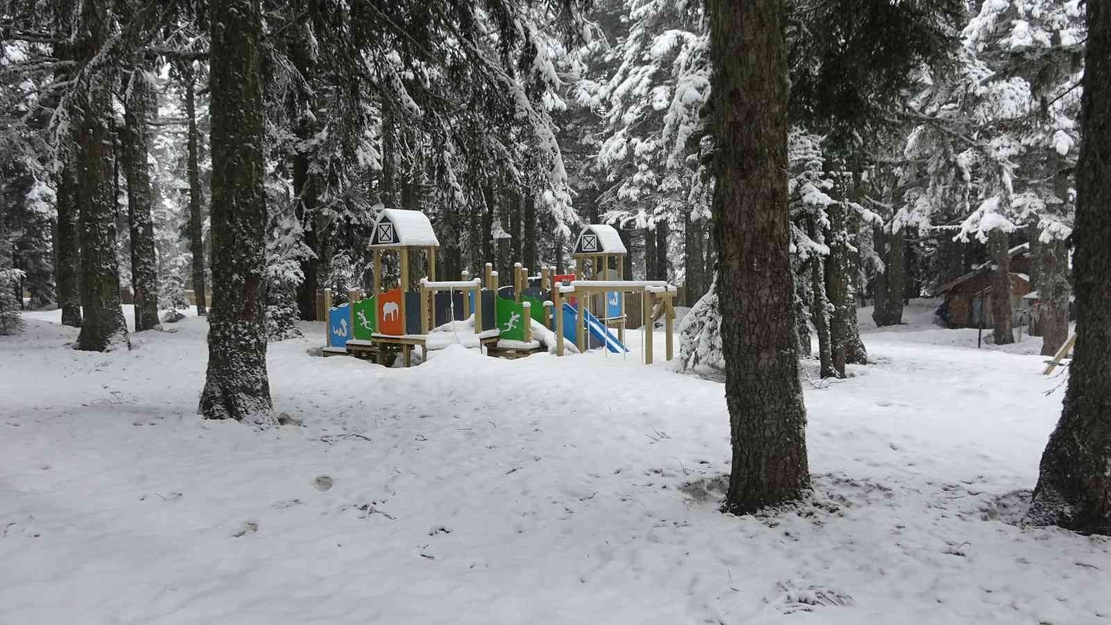 Uludağ’da kar keyfi yaşamak için iglo ve kütük evler misafirlerini bekliyor Kış turizminin önemli merkezlerinden Uludağ’da lüks oteller sezonu kapatsa da kütük ve iglo evleri yerli ve yabancı turistlere farklı tecrübe ...