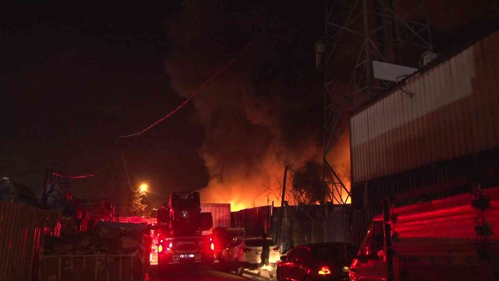 Ümraniye’de geri dönüşüm deposunda çıkan yangın elektrik direklerine sıçradı Ümraniye’de geri dönüşüm deposu olarak kullanılan alanda yangın meydana geldi. Meydana gelen yangında ortaya çıkan patlamalar, elektrik ...