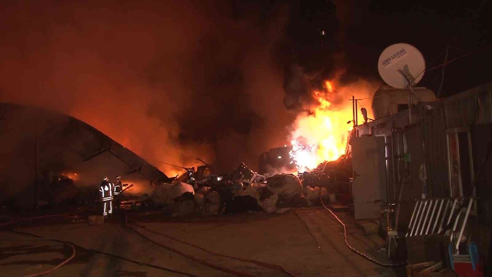 Ümraniye’de geri dönüşüm deposunda çıkan yangın elektrik direklerine sıçradı Ümraniye’de geri dönüşüm deposu olarak kullanılan alanda yangın meydana geldi. Meydana gelen yangında ortaya çıkan patlamalar, elektrik ...