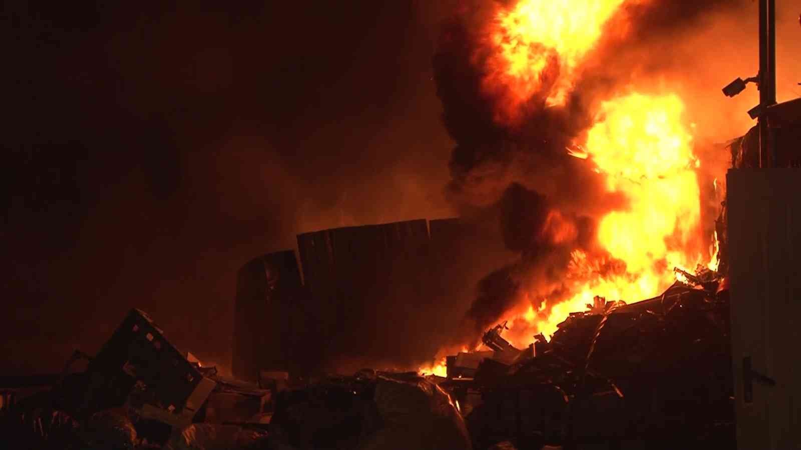 Ümraniye’de geri dönüşüm deposunda çıkan yangın elektrik direklerine sıçradı Ümraniye’de geri dönüşüm deposu olarak kullanılan alanda yangın meydana geldi. Meydana gelen yangında ortaya çıkan patlamalar, elektrik ...