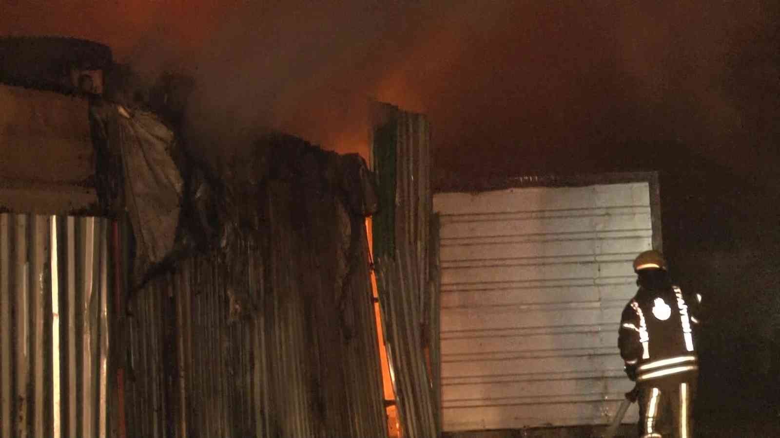 Ümraniye’de geri dönüşüm deposu olarak kullanılan alanda yangın meydana geldi. Meydana gelen yangında ortaya çıkan patlamalar, elektrik ...