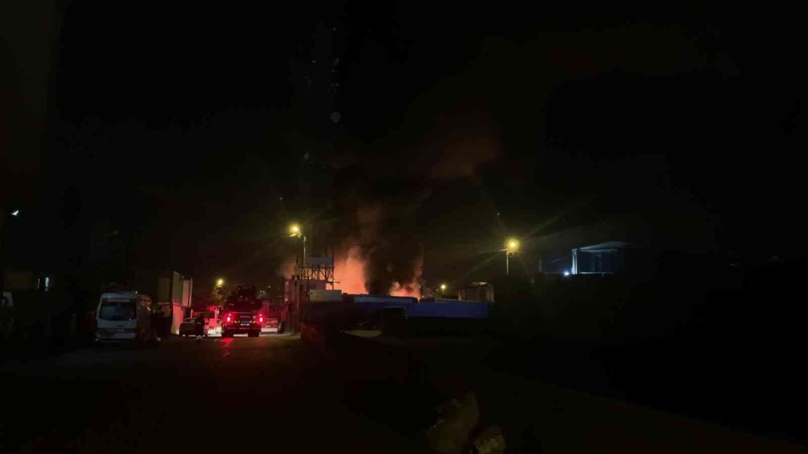 Ümraniye’de geri dönüşüm deposu olarak kullanılan alanda yangın meydana geldi. Meydana gelen yangında ortaya çıkan patlamalar, elektrik ...
