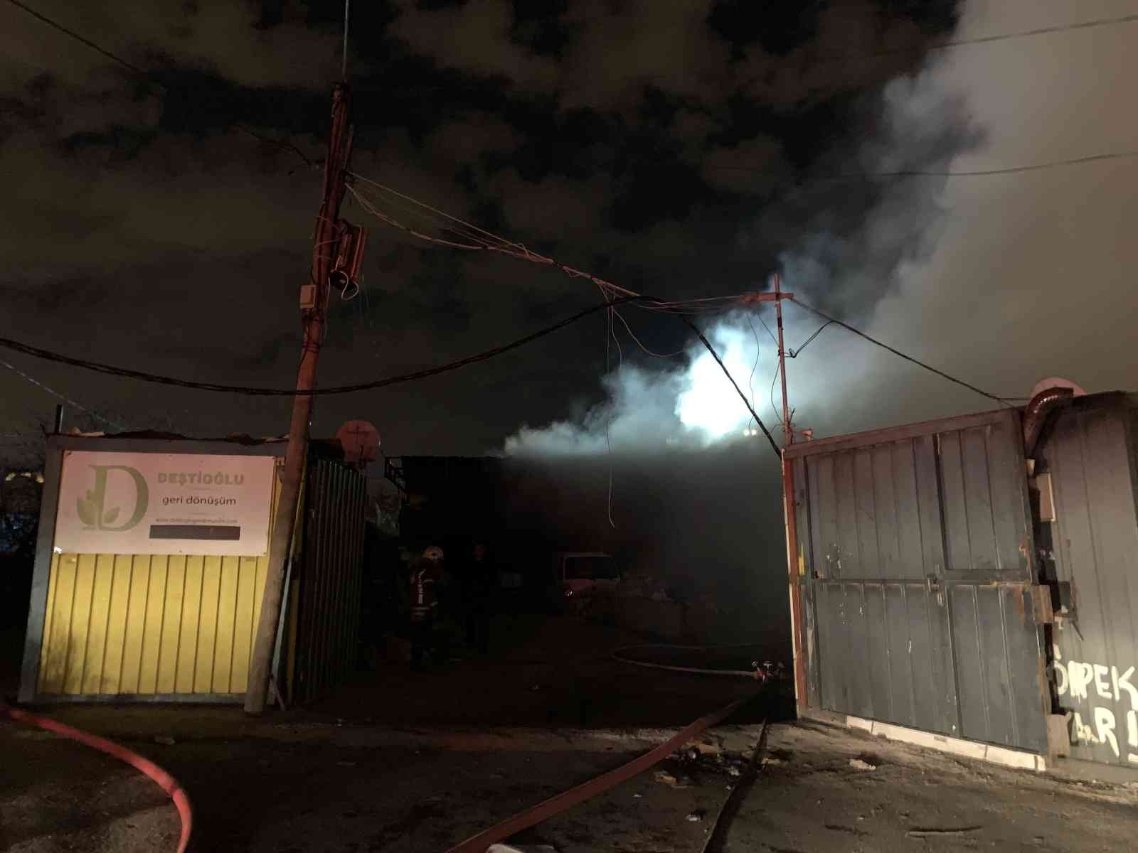 Ümraniye’de geri dönüşüm deposunda çıkan yangın elektrik direklerine sıçradı Ümraniye’de geri dönüşüm deposu olarak kullanılan alanda yangın meydana geldi. Meydana gelen yangında ortaya çıkan patlamalar, elektrik ...