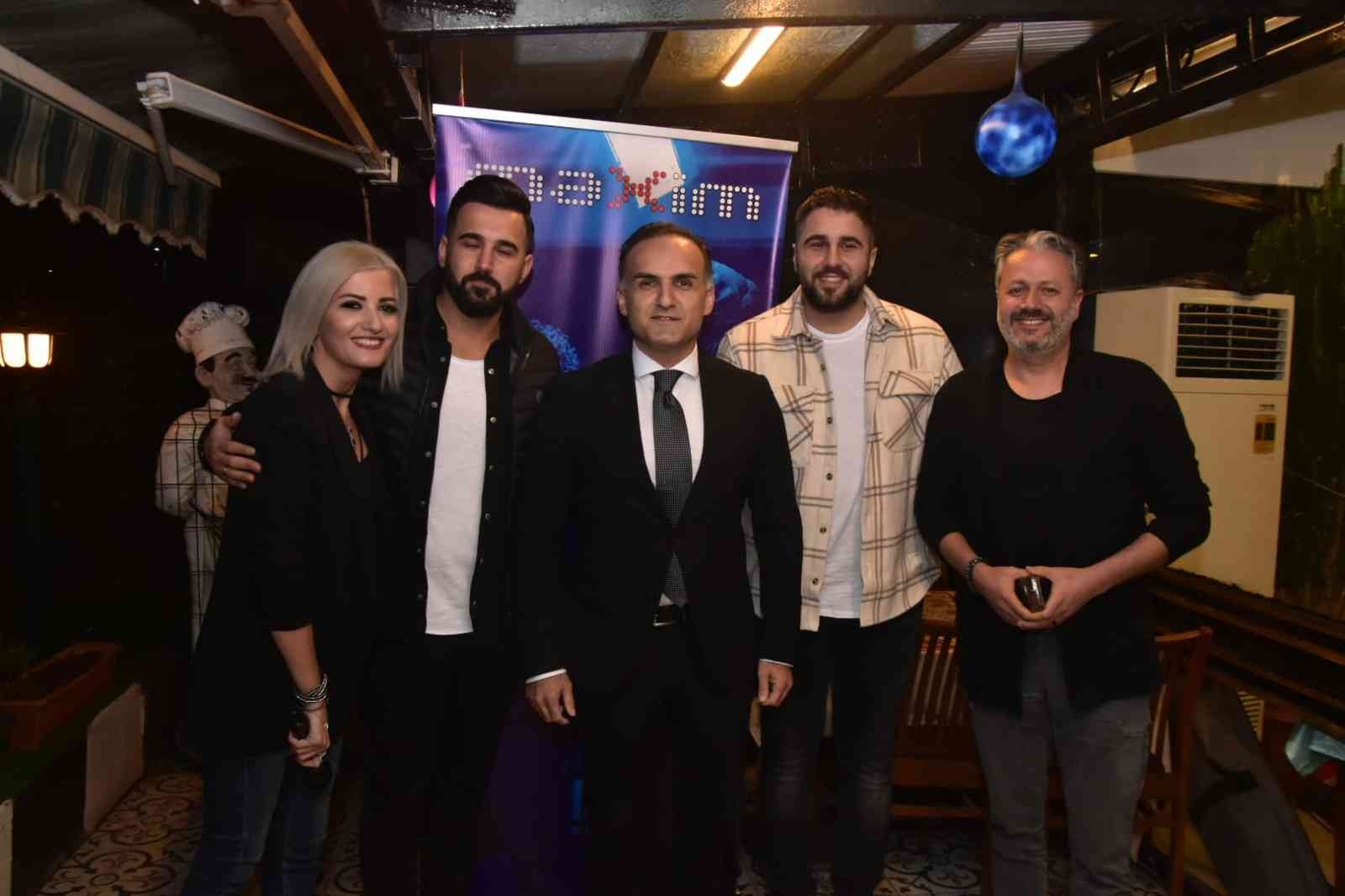 Ünlü radyocular, Maxim grubunun yeni şarkılarının lansmanın yapıldığı iftarda bir araya geldi. İftar programında şarkıyı çok beğenen radyocular ...