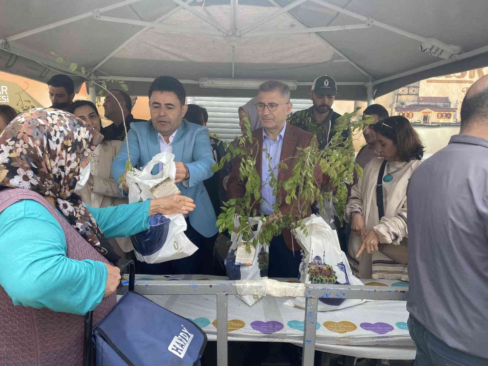 Üsküdar’da binlerce mor salkım ve erguvan vatandaşlara dağıtıldı Üsküdar’da tüm İstanbullulara adeta bahar şöleni yaşatan Geleneksel Mor Salkım ve Erguvan Dağıtım Şenliği’nin 16.’sı gerçekleştirildi. Üsküdar ...