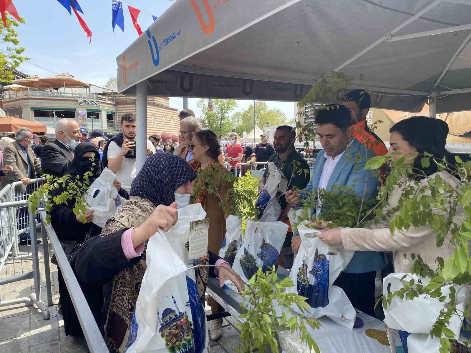 Üsküdar’da binlerce mor salkım ve erguvan vatandaşlara dağıtıldı Üsküdar’da tüm İstanbullulara adeta bahar şöleni yaşatan Geleneksel Mor Salkım ve Erguvan Dağıtım Şenliği’nin 16.’sı gerçekleştirildi. Üsküdar ...