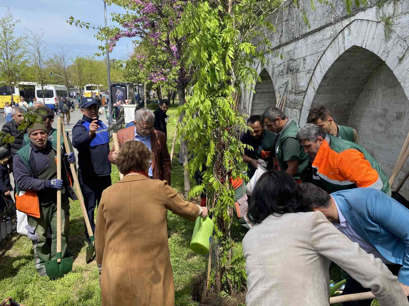 Üsküdar’da binlerce mor salkım ve erguvan vatandaşlara dağıtıldı Üsküdar’da tüm İstanbullulara adeta bahar şöleni yaşatan Geleneksel Mor Salkım ve Erguvan Dağıtım Şenliği’nin 16.’sı gerçekleştirildi. Üsküdar ...