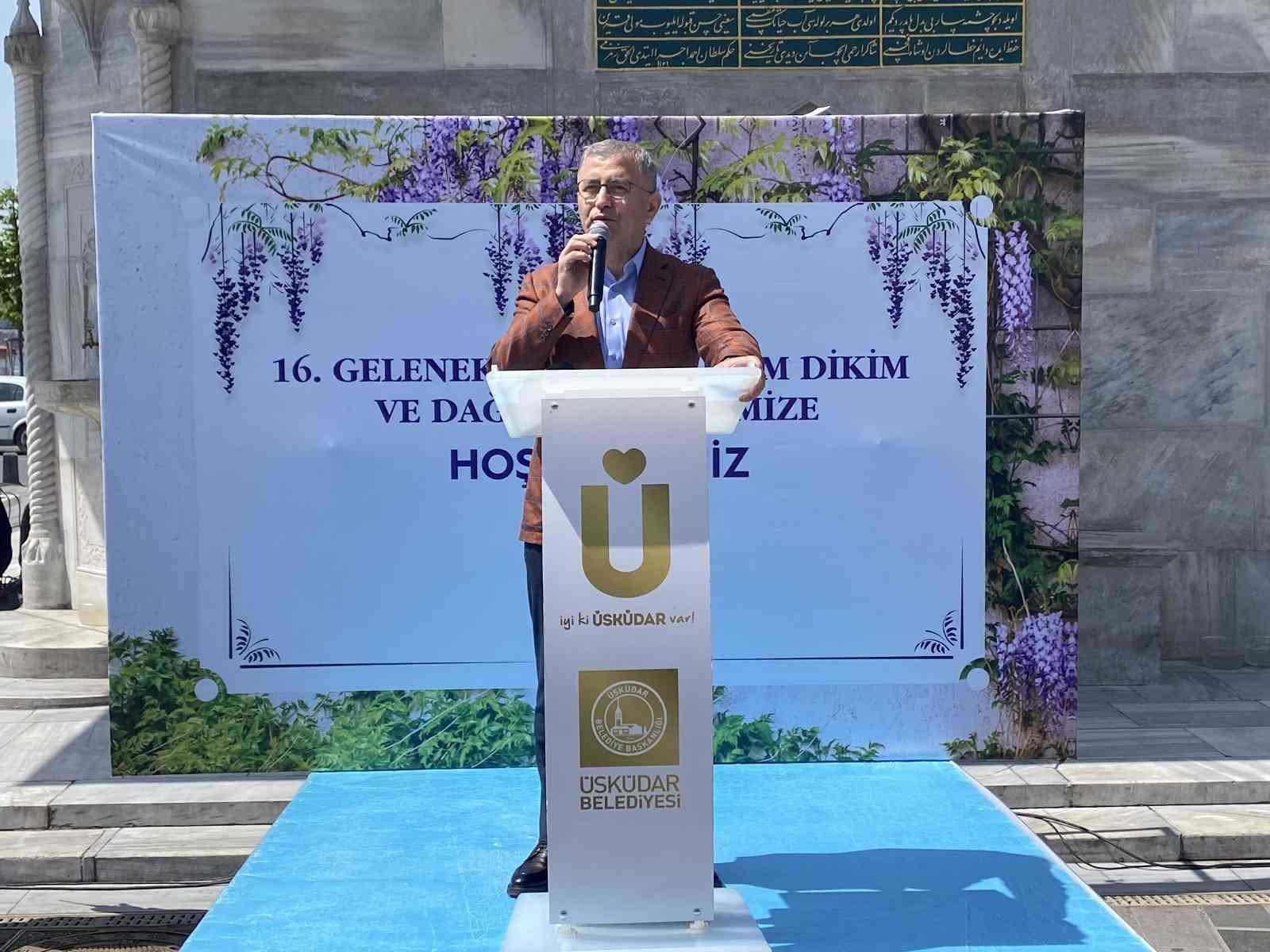 Üsküdar’da binlerce mor salkım ve erguvan vatandaşlara dağıtıldı Üsküdar’da tüm İstanbullulara adeta bahar şöleni yaşatan Geleneksel Mor Salkım ve Erguvan Dağıtım Şenliği’nin 16.’sı gerçekleştirildi. Üsküdar ...