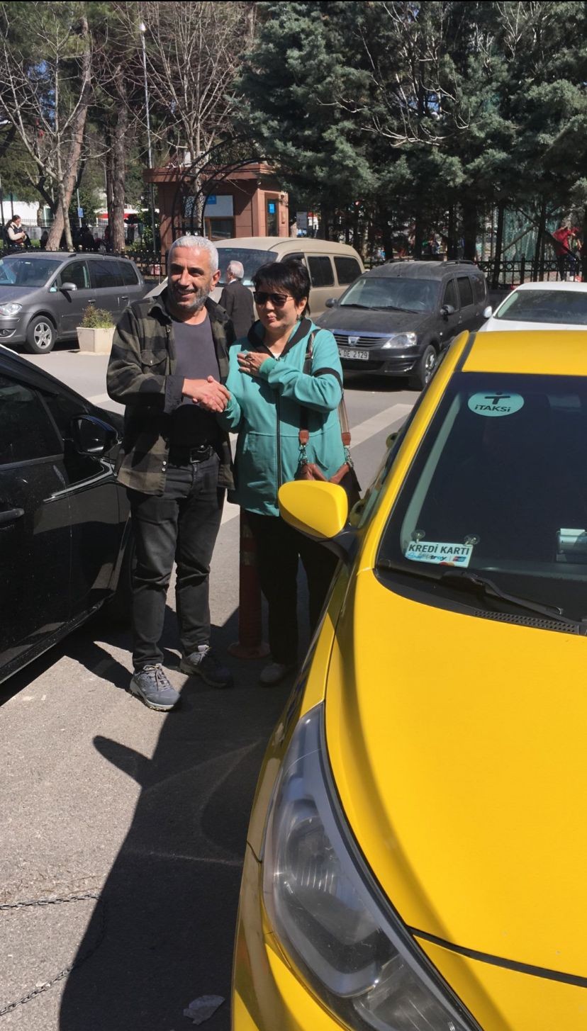 Üsküdar’da taksi şoförü, aracında unutulan 14 bin doları sahibine teslim etti Üsküdar’da bir taksici, taşıdığı yabancı uyruklu 2 müşterinin araç içerisinde unuttuğu 14 bin doları sahiplerine teslim etti. Geçtiğimiz günlerde ...